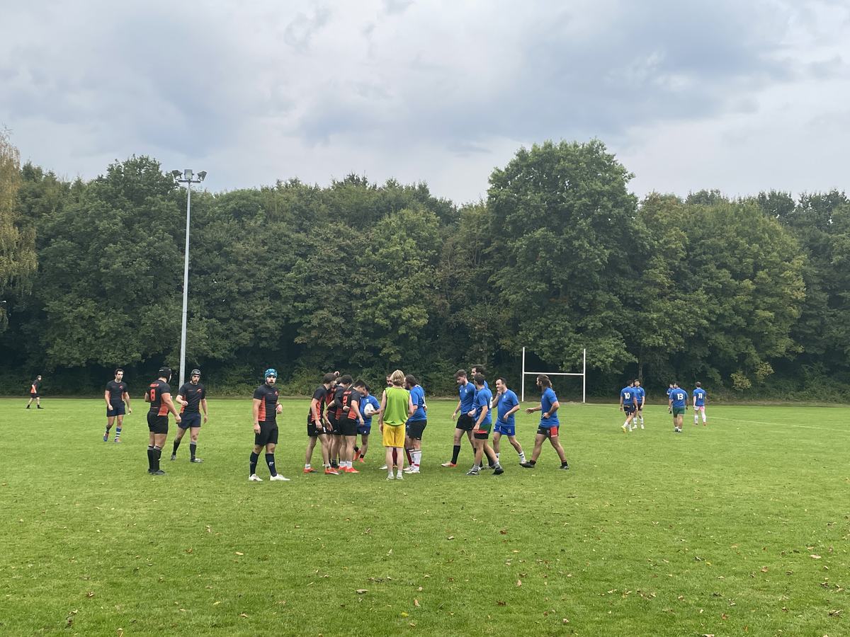 Alumni et étudiants regroupés sur le terrain pendant le match