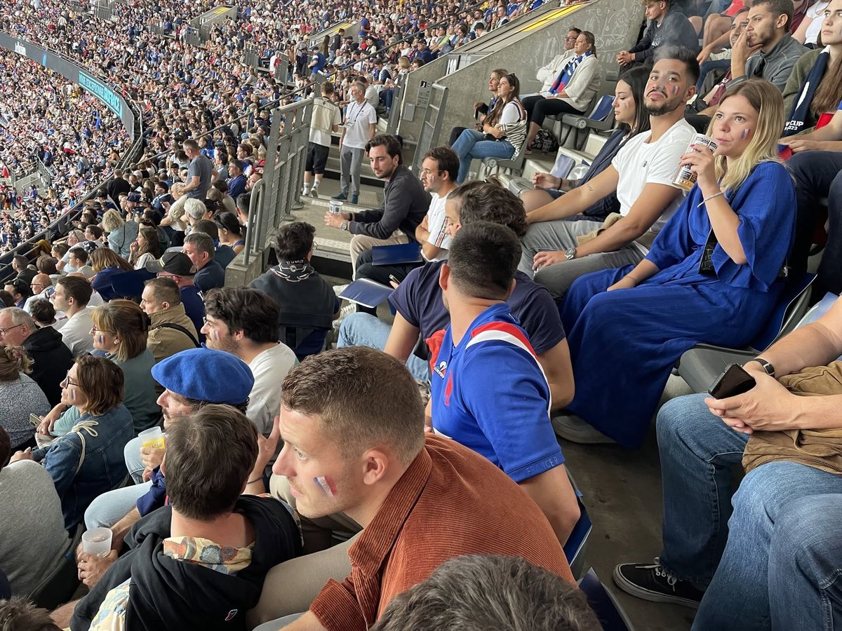 Les membres du club installés en tribune au Stade de France